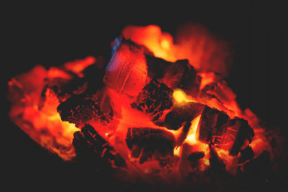 高温で焼かれた木炭イメージ